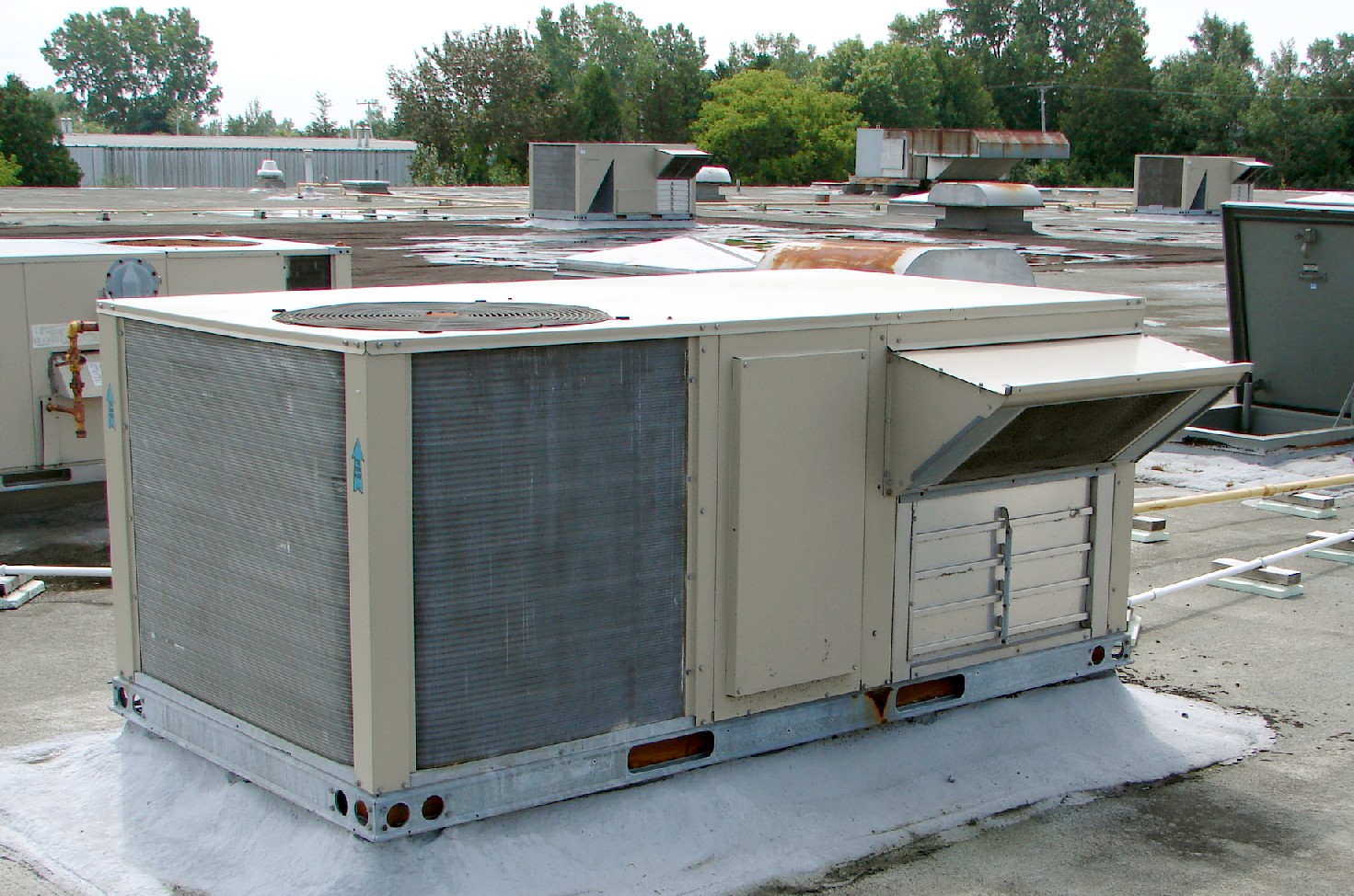 Rooftop heating and cooling unit with vents and service panels